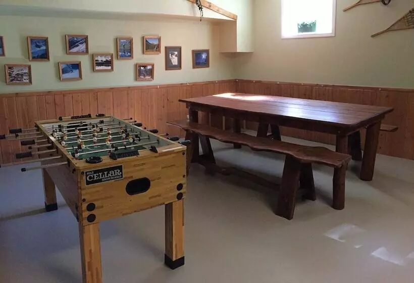 Castle Mountain Ski Lodge   Hostel