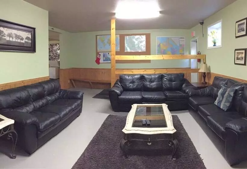 Castle Mountain Ski Lodge   Hostel