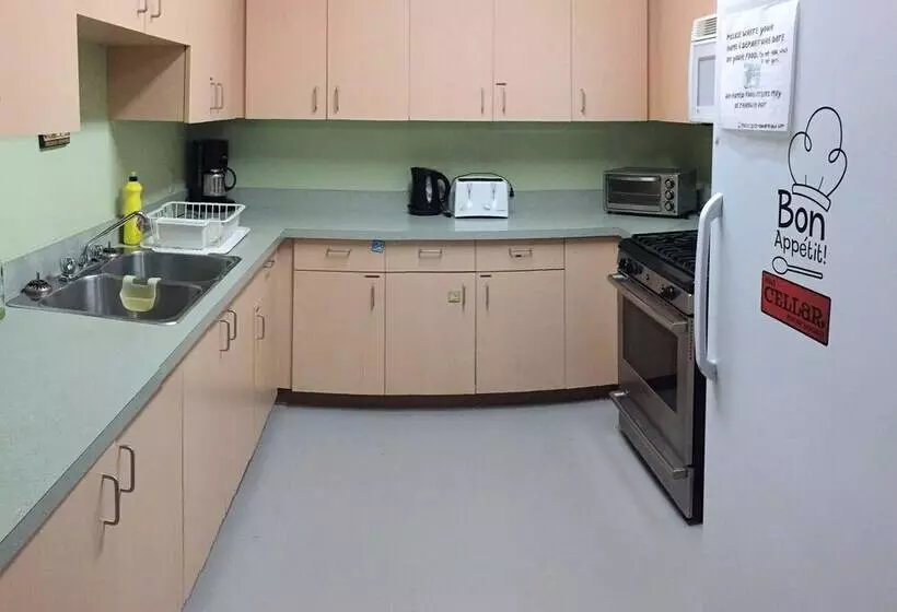 Castle Mountain Ski Lodge   Hostel