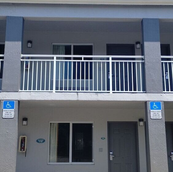 Super 8 Motel By Wyndham Near Fort Lauderdale Arpt