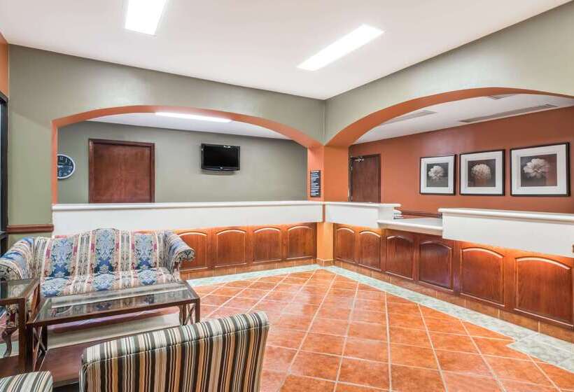 Hotel Super 8 By Wyndham Weslaco