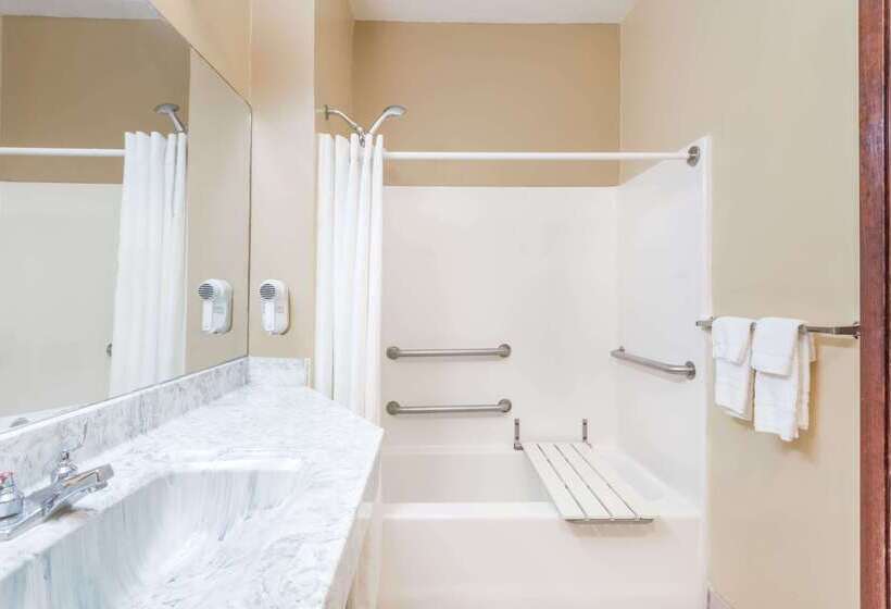 Hotel Super 8 By Wyndham Weslaco