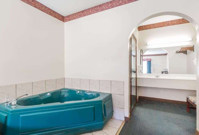 Hotel Super 8 By Wyndham Weslaco