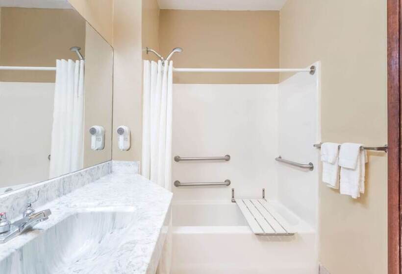 Hotel Super 8 By Wyndham Weslaco