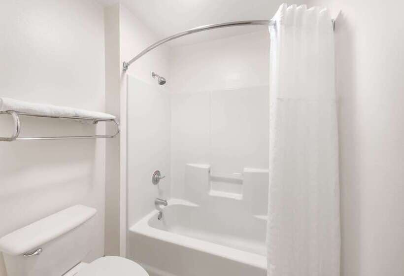 Hotel Super 8 By Wyndham Weslaco