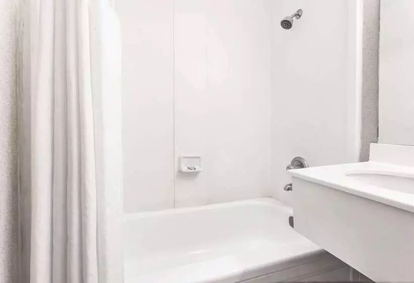 Отель Travelodge By Wyndham La Grande