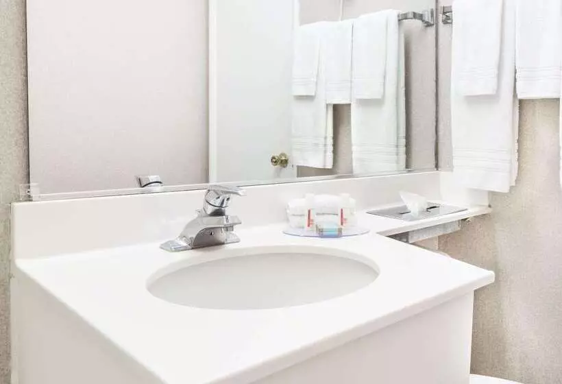 Отель Travelodge By Wyndham La Grande