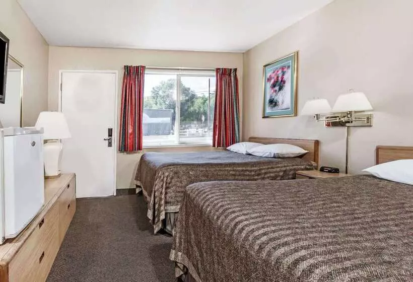 Отель Travelodge By Wyndham La Grande