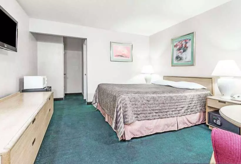 Отель Travelodge By Wyndham La Grande