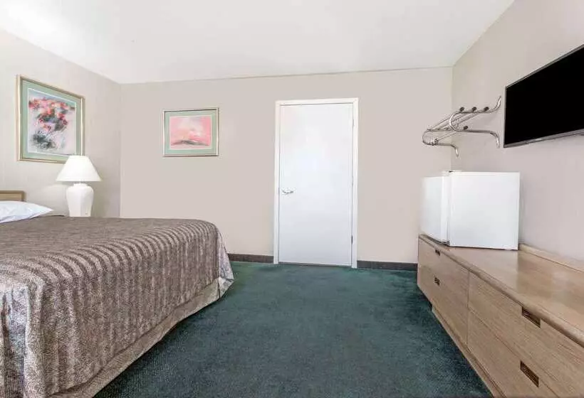 Отель Travelodge By Wyndham La Grande