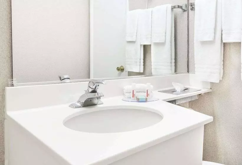 Отель Travelodge By Wyndham La Grande