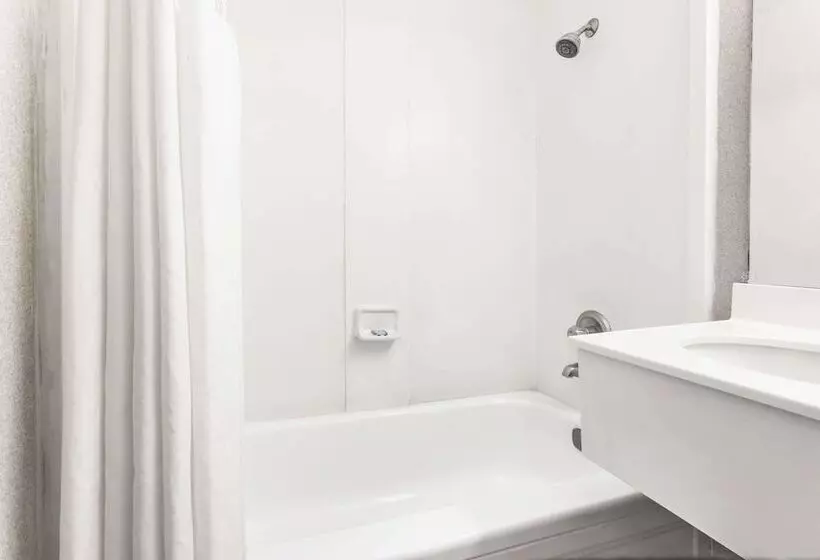 Отель Travelodge By Wyndham La Grande