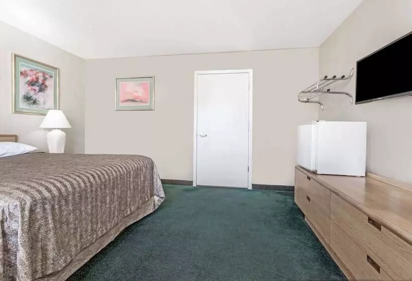 Отель Travelodge By Wyndham La Grande