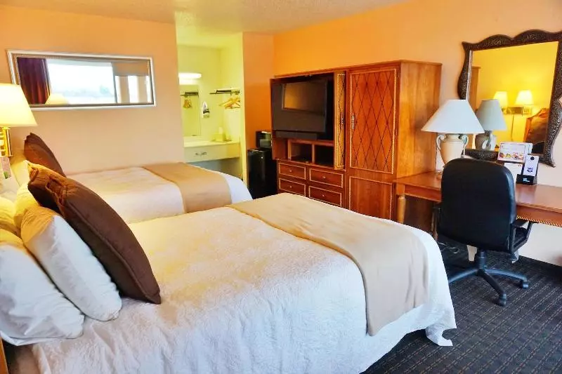 Мотель Castle Inn & Suites