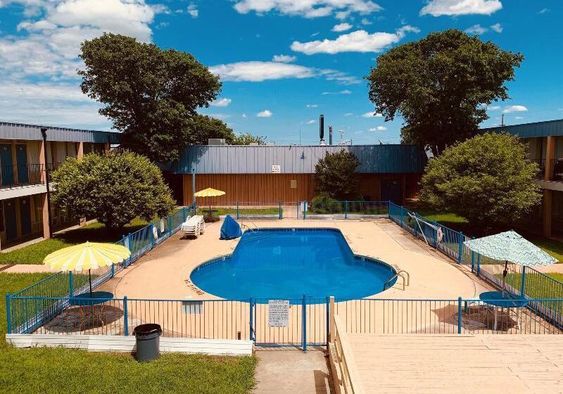 מוטל Castle Inn & Suites