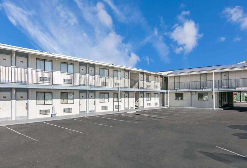 모텔 Super 8 By Wyndham Bishop