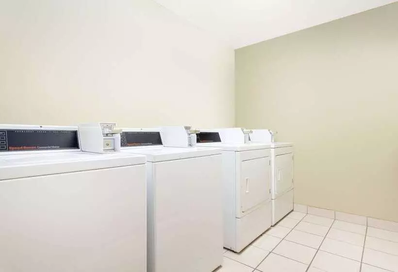 מוטל Super 8 By Wyndham Mccall