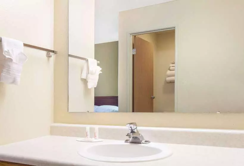 מוטל Super 8 By Wyndham Mccall