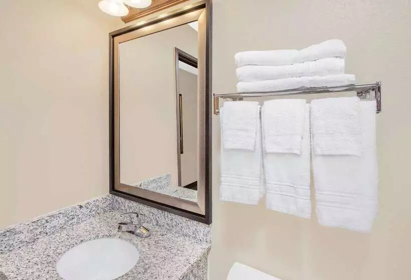 فندق على الطريق Super 8 By Wyndham Seville