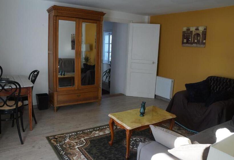 צימר Chateau De Savennes Caveau De Sabrage