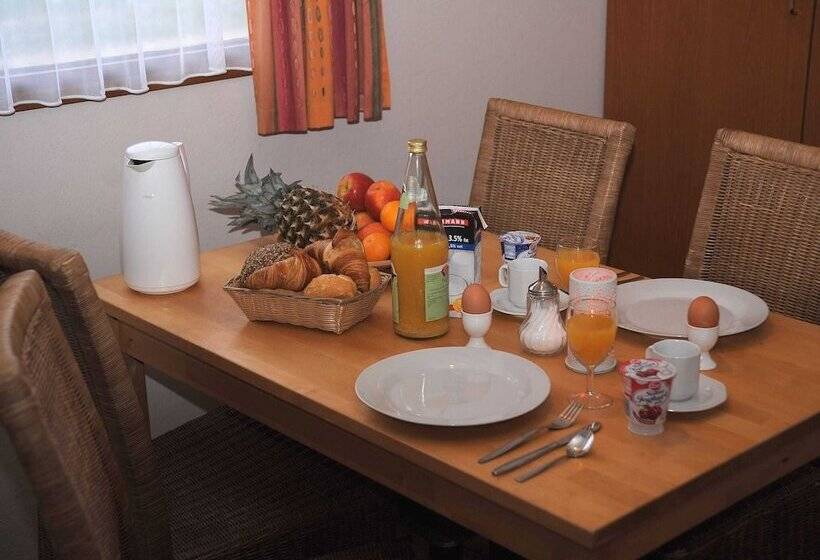 Chalet In Gerolstein With Forest