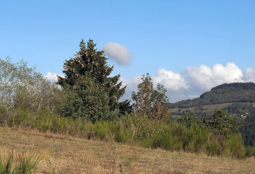 Chalet In Gerolstein With Forest