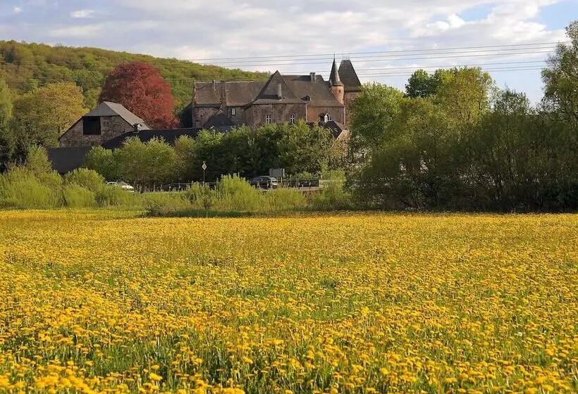Chalet In Gerolstein With Forest