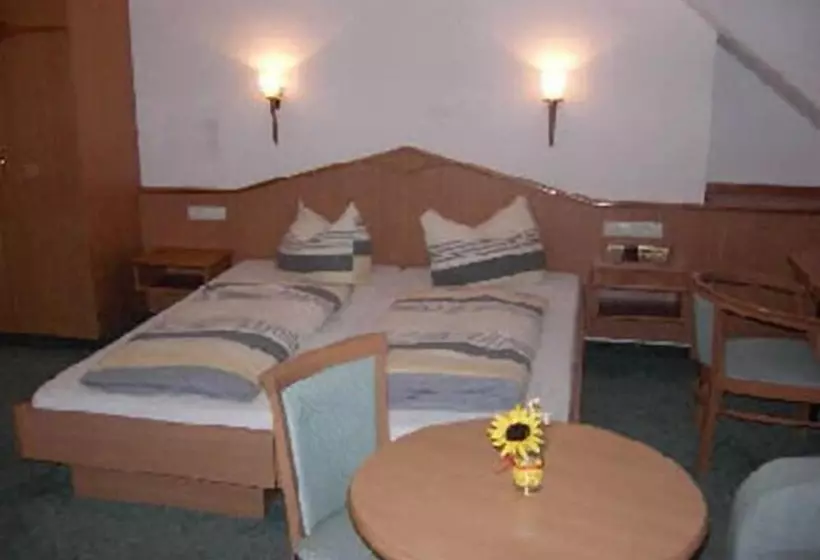 Hotelli Landgasthaus Zum Hirsch