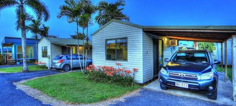 Hotel August Moon Caravan Park