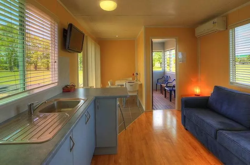 Hotel August Moon Caravan Park