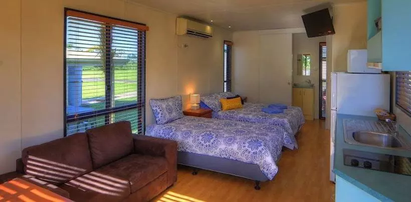 Hotel August Moon Caravan Park