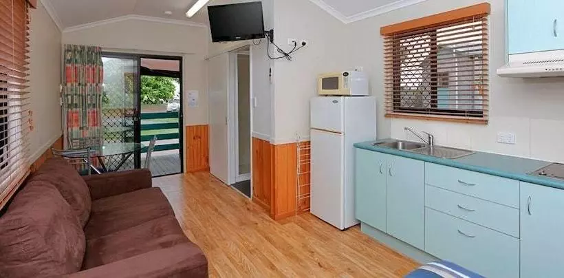 Hotel August Moon Caravan Park