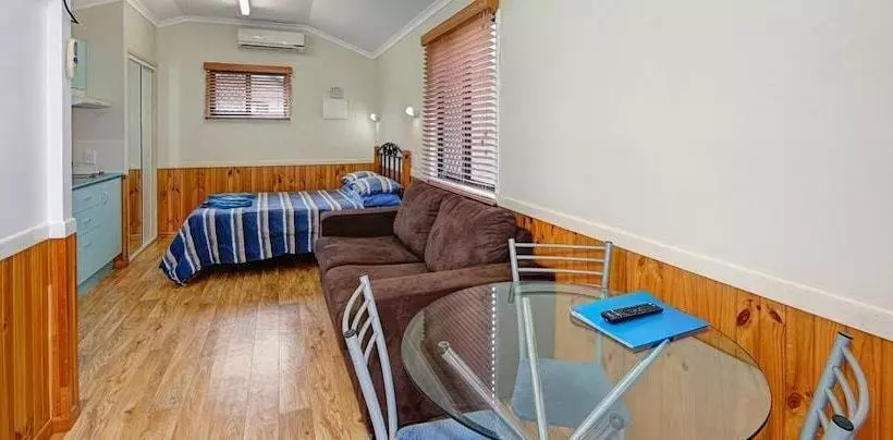 Hotel August Moon Caravan Park