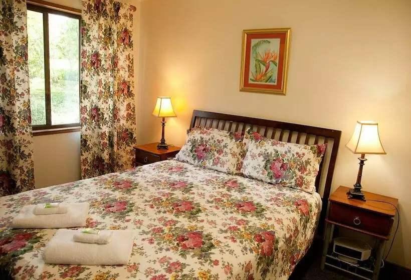 Hotelli Lake Eacham Tourist Park & Self Contained Cabins