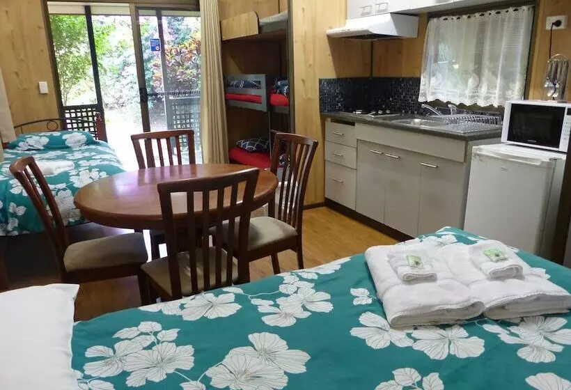 Hotelli Lake Eacham Tourist Park & Self Contained Cabins