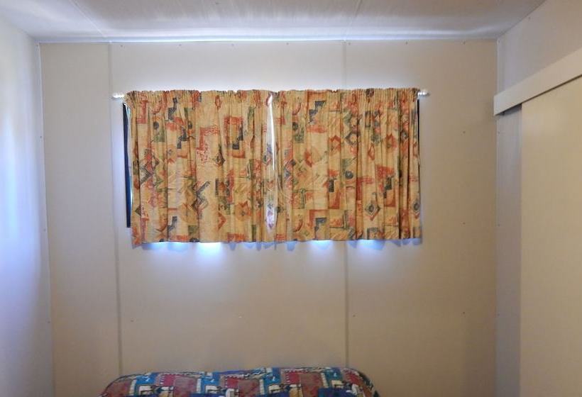 Отель Millmerran Village Caravan Park