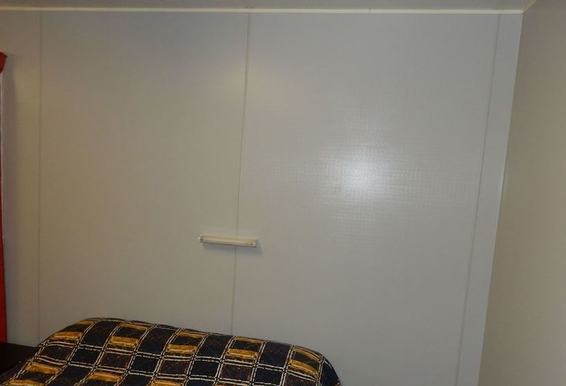 Отель Millmerran Village Caravan Park