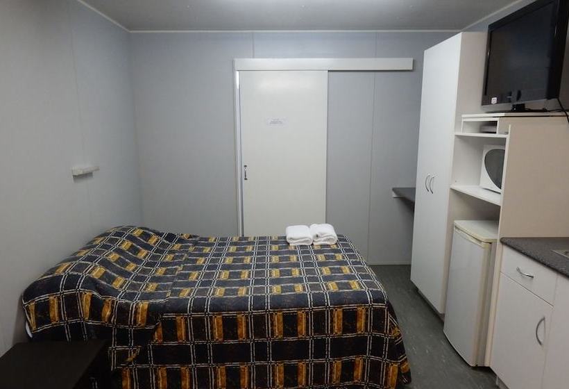 Отель Millmerran Village Caravan Park