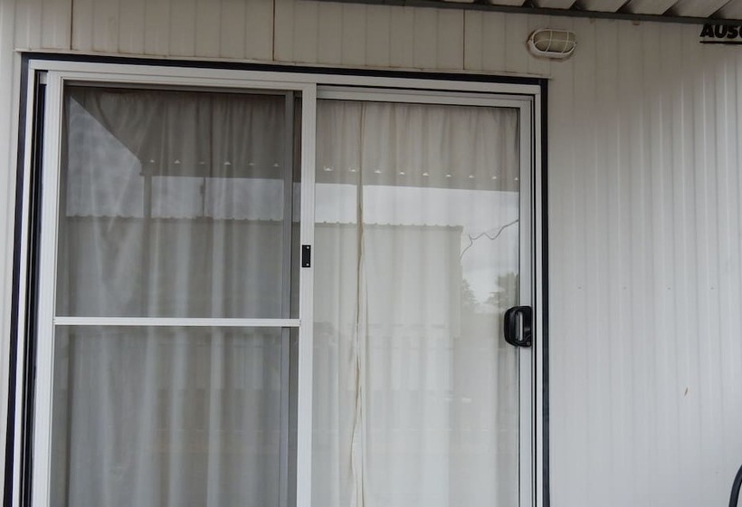 Отель Millmerran Village Caravan Park