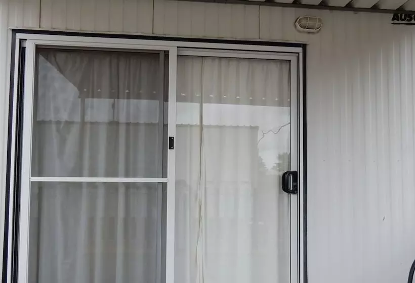 Hotelli Millmerran Village Caravan Park