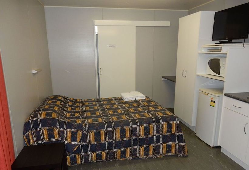 Отель Millmerran Village Caravan Park