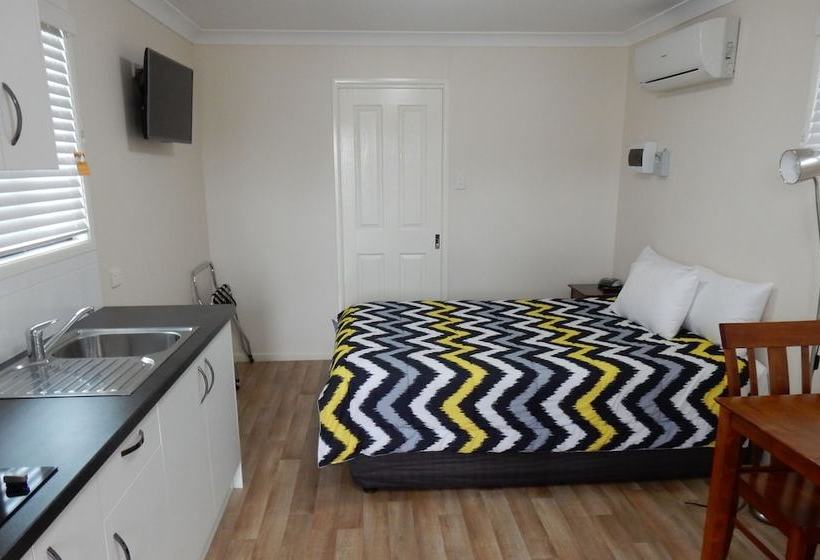 Отель Millmerran Village Caravan Park