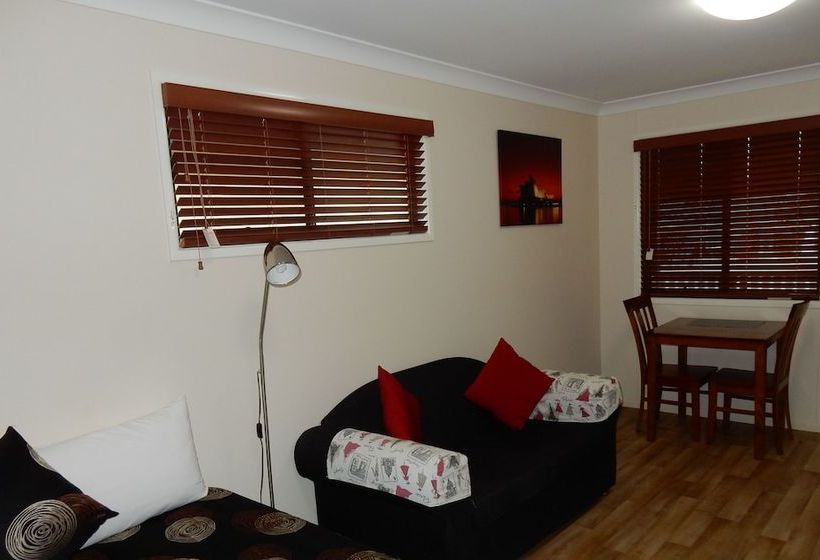 Отель Millmerran Village Caravan Park