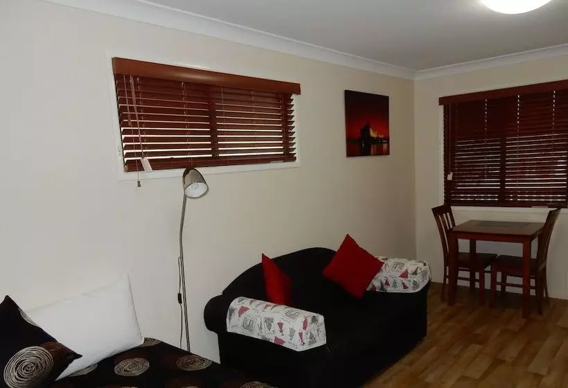 Hotelli Millmerran Village Caravan Park