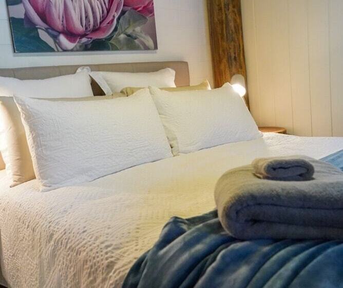 Carawirry Forest Escape