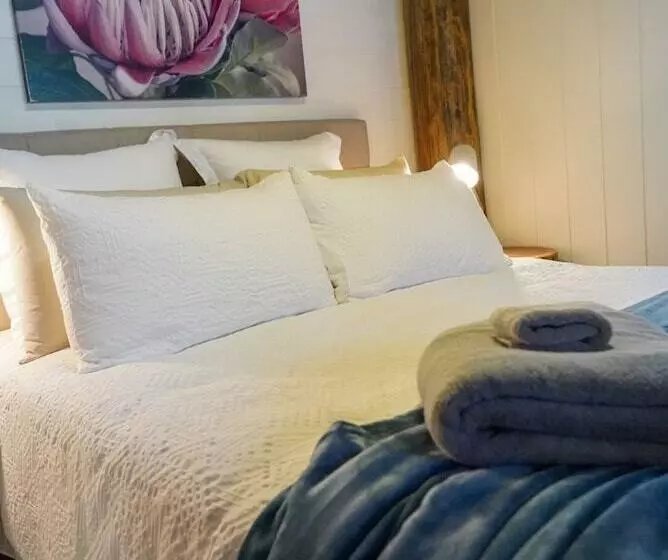 Carawirry Forest Escape