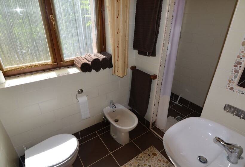 Apartment In Restored Farmhouse, Beautiful Views Over The Hills And Pool