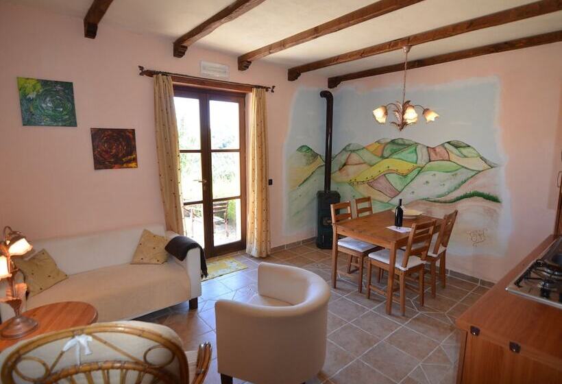 Apartment In Restored Farmhouse, Beautiful Views Over The Hills And Pool