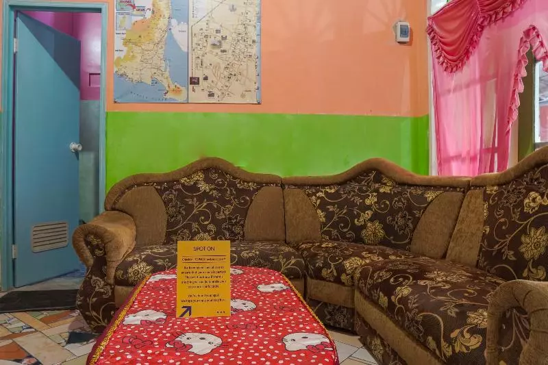 ユースホステル Spot On 1762 Gandrung Payungan Family Inn