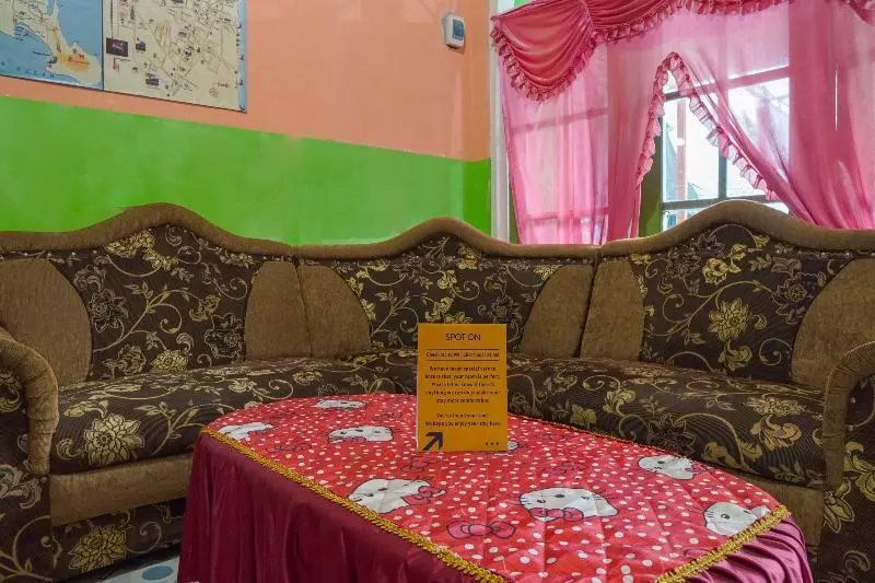 ユースホステル Spot On 1762 Gandrung Payungan Family Inn